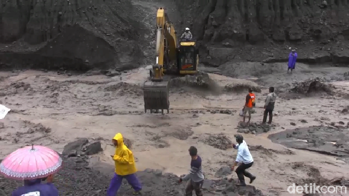 Warga terjebak di tengah banjir lahar dingin Semeru