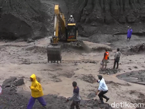 Dramatis! 8 Warga Terjebak Lahar Dingin Semeru Diselamatkan Ekskavator