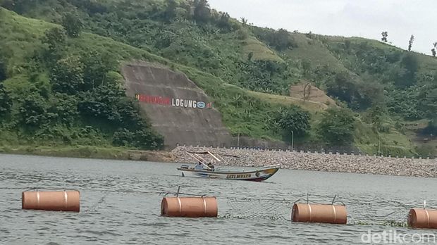 Wisata perahu di Bendungan Logung Kudus.