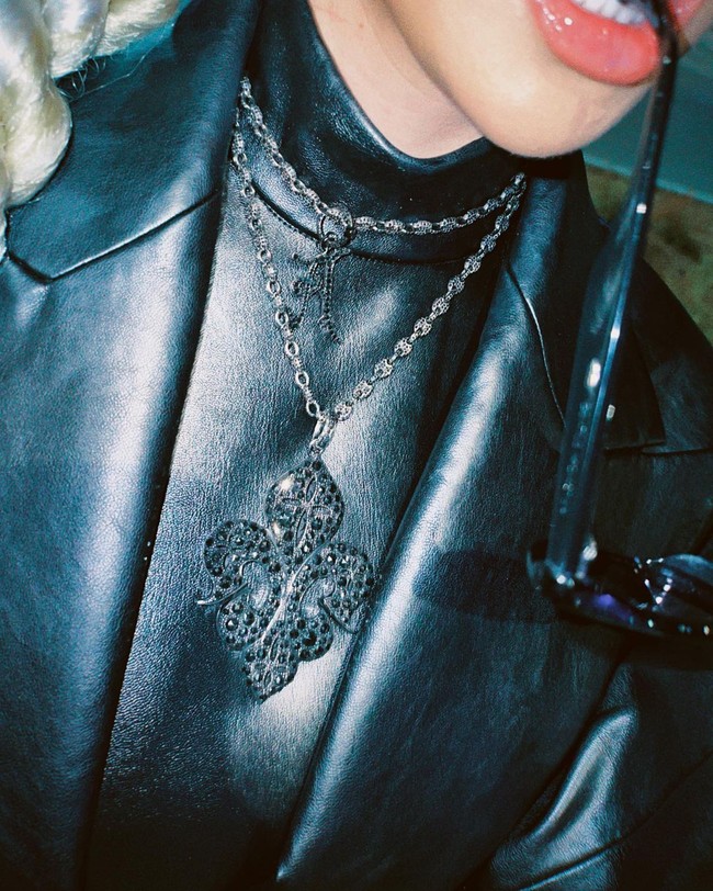 Setelan busana itu dipadukan dengan pelengkap penampilan yang tak kalah swag. Agnez Mo terlihat menerapkan gaya rambut pirang yang dikepang dan menambahkan kacamata dan berbagai aksesori hitam lainnya. Foto: Instagram @agnezmo