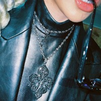 Setelan busana itu dipadukan dengan pelengkap penampilan yang tak kalah swag. Agnez Mo terlihat menerapkan gaya rambut pirang yang dikepang dan menambahkan kacamata dan berbagai aksesori hitam lainnya. Foto: Instagram @agnezmo