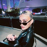 Wanita 35 tahun itu pun semakin menawan dengan riasan yang menonjolkan smokey eyes dan lipstik nude. Foto: Instagram @agnezmo