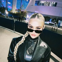 Dalam acara tersebut, Agnez Mo mencuri perhatian dengan busana serba hitam. Dari sejumlah foto yang diunggah, wanita bernama asli Agnes Monica Muljoto itu terlihat mengenakan setelan kulit yang membuatnya fierce. Foto: Instagram @agnezmo