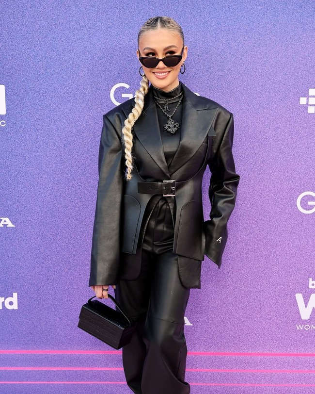 Sejak melebarkan sayapnya ke kancah musik internasional, Agnez Mo cukup sering diundang ke berbagai acara penghargaan di Amerika Serikat. Baru-baru ini Agnez pun hadir di Billboard Women in Music Awards 2022. Foto: Instagram @mtv