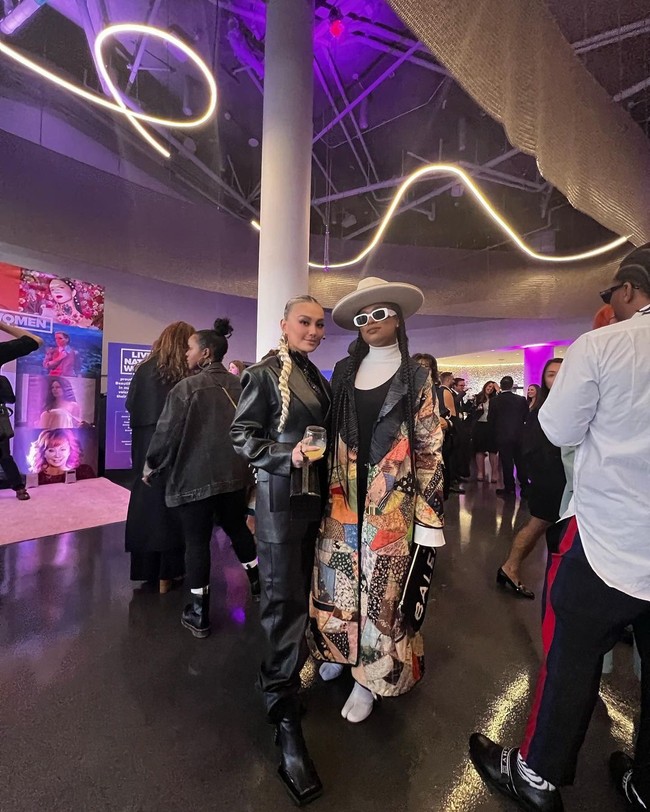 Tak hanya sebagai bintang tamu yang berpose di karpet merah, kehadiran Agnez Mo juga spesial karena ia mendebutkan lagu terbarunya, Patience, di Billboard kategori R&B New and Active.Foto: Instagram @agnezmo