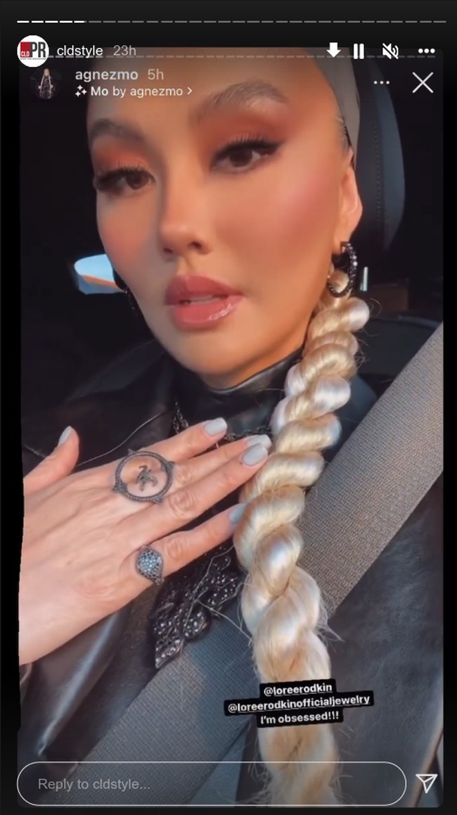 Begini detail makeup dan aksesori Agnez Mo di Billboard Women in Music Awards 2022. Foto: Instagram