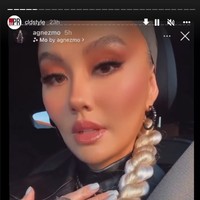 Begini detail makeup dan aksesori Agnez Mo di Billboard Women in Music Awards 2022. Foto: Instagram