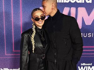 8 Penampilan Agnez Mo di Billboard Women in Music Awards 2022 Bareng Pacar