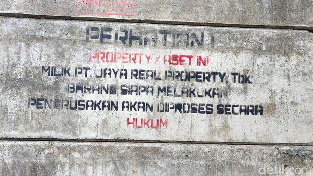 Akses jalan menuju rumah warga Tangsel ditutup (Khairul Ma'arif/detikcom)