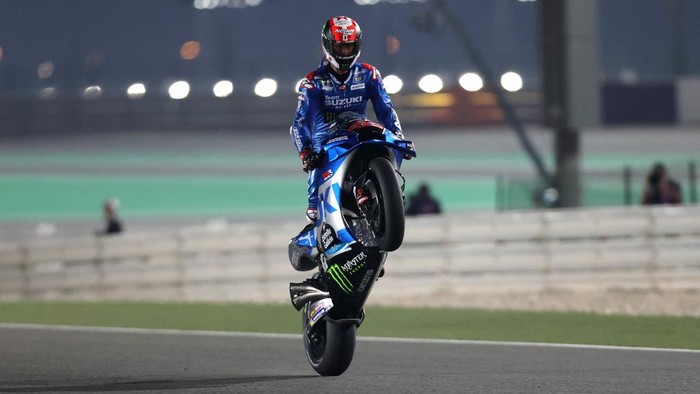 Team Suzuki Ecstars Spanish rider Alex Rins celebrates his time after the second free practice session ahead of the Moto GP Grand Prix of Qatar at the Lusail International Circuit, in the city of Lusail on March 5, 2022. (Photo by KARIM JAAFAR / AFP)