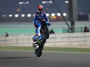Alex Rins Pamer Suvenir di Badan Habis Balapan