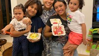 Bukan hanya itu, keseruan Allea dengan keluarga pun terlihat dari foto ini. Allea diberi kejutan kue ulang tahun berupa Korean Cake. Foto: Instagram