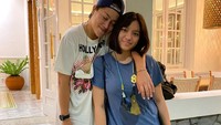 Seperti pada momen yang satu ini. Allea bersama sang tante baru saja kulineran di sebuah kafe. Di tangannya pun tak lepas dengan botol minuman. Foto: Instagram