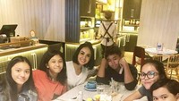 Nah, ini adalah momen Allea saat makan bersama teman-temannya. Tampak ada Yuni Shara juga ikut makan di satu meja. Foto: Instagram