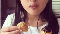 Bagaimana tidak mencuri perhatian, pose Allea saat makan kecil ketika makan kue ini terlihat sangat menggemaskan. Foto: Instagram