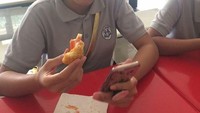 Begitu juga pada pose masa kecilnya ini, meski foto diambil secara candid saat lagi makan di restoran, tetapi tetap menggemaskan. Foto: Instagram