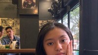 Nah, beginilah gaya karena Allea saat makan di sebuah restoran. Ia berpose di depan makanan sambil menopang dagu. Foto: Instagram
