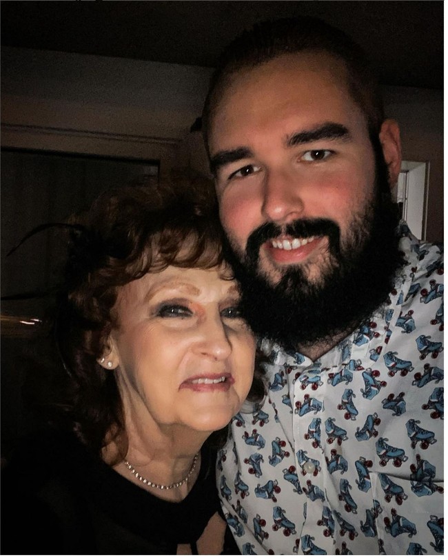 Menikahi wanita yang kini berusia 77 tahun dan dia sendiri berusia 24 tahun, Gary kerap dianggap berhubungan dengan neneknya sendiri. Pria berkacamata itu mengatakan usia bukanlah halangan dalam hubungan mereka. “Banyak orang berhubungan dengan usia yang sama tapi mereka juga tidak cocok karena perbedaan hobi dan minat,” katanya. Foto: Instagram