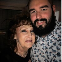 Menikahi wanita yang kini berusia 77 tahun dan dia sendiri berusia 24 tahun, Gary kerap dianggap berhubungan dengan neneknya sendiri. Pria berkacamata itu mengatakan usia bukanlah halangan dalam hubungan mereka. “Banyak orang berhubungan dengan usia yang sama tapi mereka juga tidak cocok karena perbedaan hobi dan minat,” katanya. Foto: Instagram