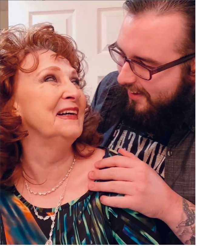 Gary Hardwick dan istrinya, Almeda kerap dikira nenek dan cucu. Padahal mereka sudah menikah selama enam tahun. Pada Oktober 2021, keduanya merayakan enam tahun pernikahan mereka. Foto: Instagram