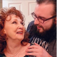 Gary Hardwick dan istrinya, Almeda kerap dikira nenek dan cucu. Padahal mereka sudah menikah selama enam tahun. Pada Oktober 2021, keduanya merayakan enam tahun pernikahan mereka. Foto: Instagram