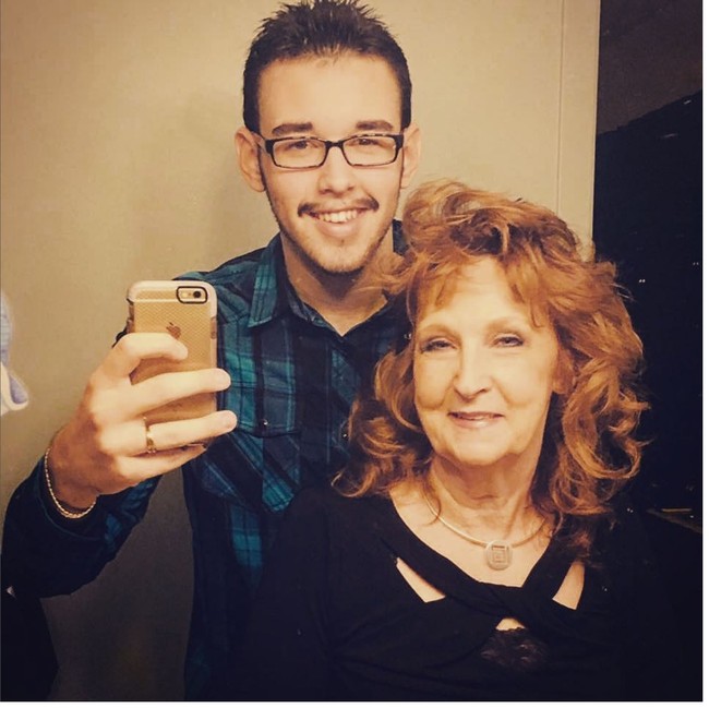 “Aku bertemu cinta dalam hidupku saat usiaku 18 dan dia 71. Sudah hampir enam tahun dan aku mencintainya setiap hari,” kata Gary pada Mei 2021 dalam salah satu unggahannya di TikTok. Foto: Instagram