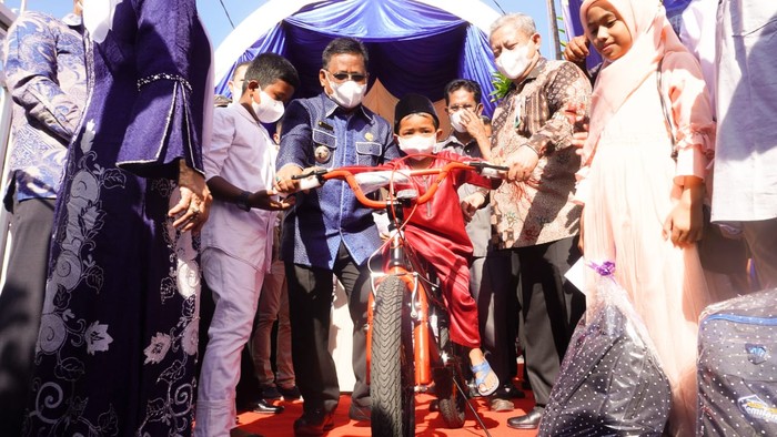 Aminullah Hadiahkan Sepeda Baru untuk Tiga Anak Yatim di Banda Aceh