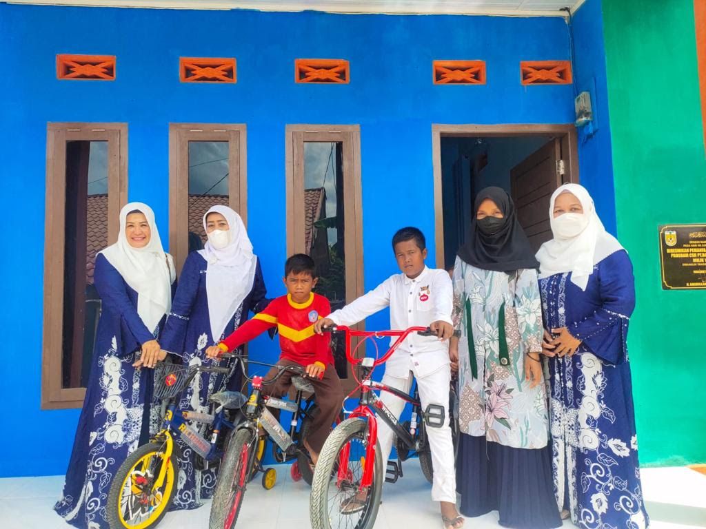 Aminullah Hadiahkan Sepeda Baru untuk Tiga Anak Yatim di Banda Aceh