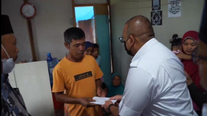 Andre Rosiade serahkan bantuan untuk korban luka bakar di Tanah Datar, Sumbar.