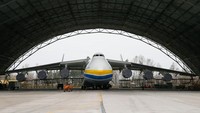 Bobotnya yang begitu besar membuat Antonov AN-225 dinobatkan menjadi pesawat terbesar sedunia. Foto: Istimewa