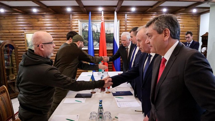 Ukrainian Defence minister Oleksii Reznikov (L) shakes hands with Russian negotiators prior the talks between delegations from Ukraine and Russia in Belarus Brest region on March 3, 2022, following the Russian invasion of Ukraine. - Russia and Ukraine will discuss a ceasefire at upcoming talks on the border between Poland and Belarus, Moscows chief negotiator said on March 2, nearly one week into Russias invasion of its pro-Western neighbour. (Photo by Maxim GUCHEK / BELTA / AFP) / Belarus OUT