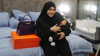 Kini sudah memiliki Ameena, Aurel Hermansyah juga pernah merasakan sakitnya keguguran.  Foto: Instagram