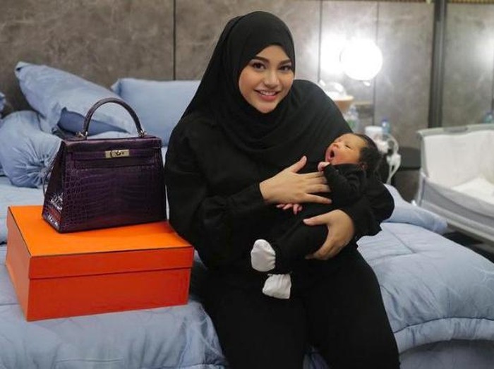 Aurel Hermansyah dapat tas dari Atta Halilintar.