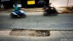 Awas! Jalan Beton Dekat Tol Brigif Depok Berlubang