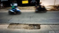 Pantauan Jumat (4/3/2022) pukul 13.30 WIB, pesepeda motor melambatkan laju kendaraan ketika melintas untuk menghindari kecelakaan.