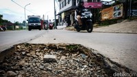 Dulunya, jalanan yang berlubang ini adalah bekas tiang makan jalan yang direlokasi.