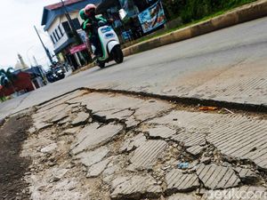 Awas! Jalan Beton Dekat Tol Brigif Depok Berlubang