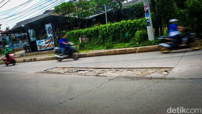 Awas! Jalanan Dekat Tol Brigif Depok Berlubang Jalan Erha dekat Tol Brigif Depok tampak berlubang dan retak. Hal tersebut bisa membahayakan pengguna jalan.