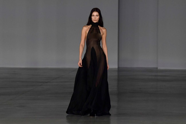 Pada hari yang sama Bella Hadid juga muncul di catwalk Ludovic De Saint-Sernin Womenswear. Kali ini, gaun hitam panjang transparan membungkus tubuh adik Gigi Hadid ini. Lagi-lagi ia berlenggang tanpa bra. (Foto: Kristy Sparow/Getty Images)