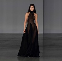 Pada hari yang sama Bella Hadid juga muncul di catwalk Ludovic De Saint-Sernin Womenswear. Kali ini, gaun hitam panjang transparan membungkus tubuh adik Gigi Hadid ini. Lagi-lagi ia berlenggang tanpa bra. (Foto: Kristy Sparow/Getty Images)