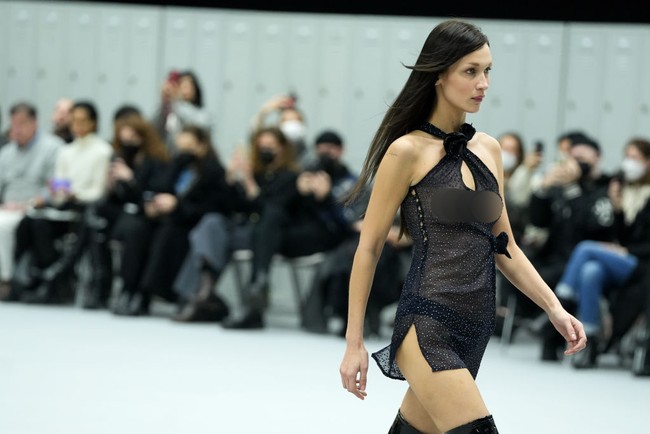 Gaya seksi tersebut lalu disempurnakan dengan sepasang high-knee boots lateks yang mengilap. Sementara itu untuk riasan, wajah Bella berpulas minim makeup yang minimalis sehingga lebih menonjolkan kecantikan naturalnya. (Foto: Francois Durand/Getty Images)