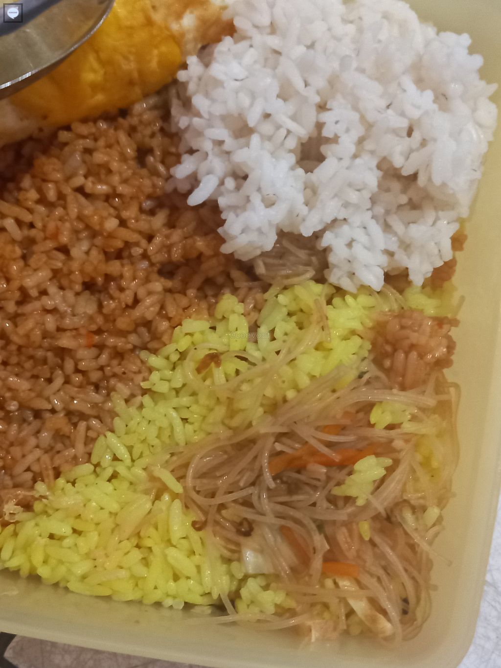 Bikin Begah! Bekal Makanan Ini Isinya Tiga Jenis Nasi yang Berbeda