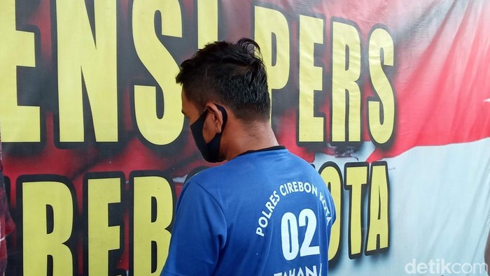 Calo terminal di Cirebon ditangkap polisi gegara pukul calon penumpang.