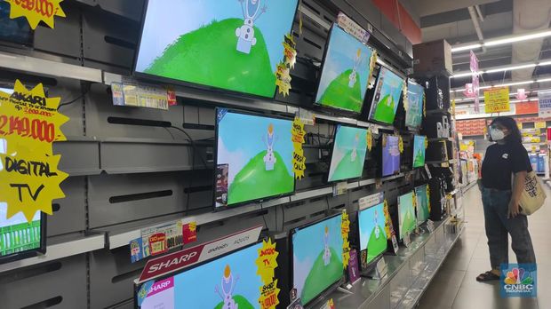 Calon pembeli melihat tv yang dijual disalah satu toko elektronik di Jakarta,  Jumat (4/3/2022). Pemerintah akan segera menghentikan siaran TV analog mulai bulan depan. Saat ini berbagai merek TV berlomba memasarkan produknya dengan persaingan harga. (CNBC Indonesia/Andrean Kristianto)