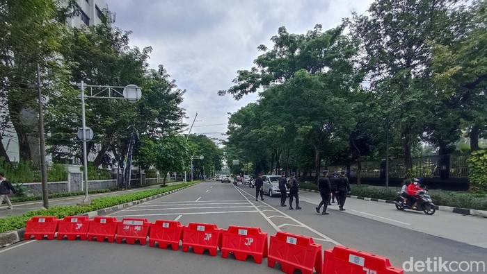 Demo di Kemenag, Jalan Lapangan Banten Barat ditutup
