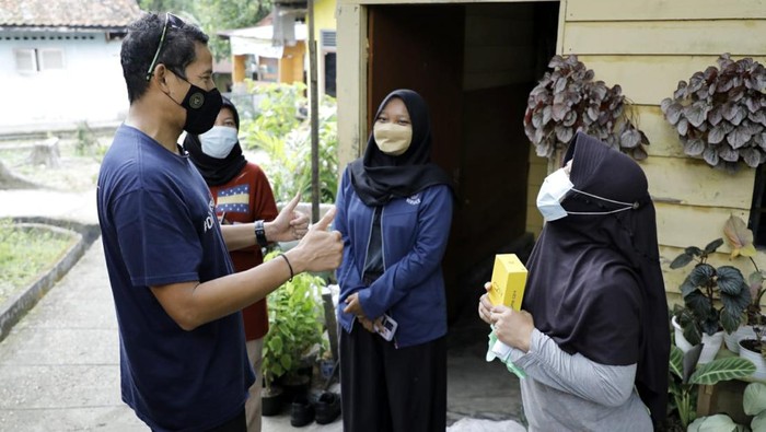 Menparekraf Sandiaga Uno saat memberikan bantuan smartphone kepada pelaku UMKM, di Kelurahan Lebak Bandung, Kecamatan Jelutung, Jambi, Kamis (3/3/2022).
