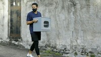Sandiaga Uno berjalan sendiri menuju rumah pelaku UMKM, Sri Mindaryati untuk memberikan bantuan, di Jalan Batam, Kelurahan Lebak Bandung, Kecamatan Jelutung, Kota Jambi, Kamis (3/3/2022).