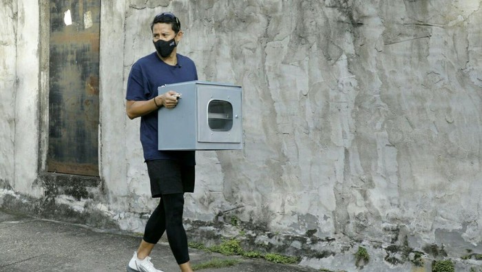 Digitalisasi untuk Dorong Kemajuan UMKM Menparekraf Sandiaga Uno saat memberikan bantuan smartphone kepada pelaku UMKM, di Kelurahan Lebak Bandung, Kecamatan Jelutung, Jambi, Kamis (3/3/2022).