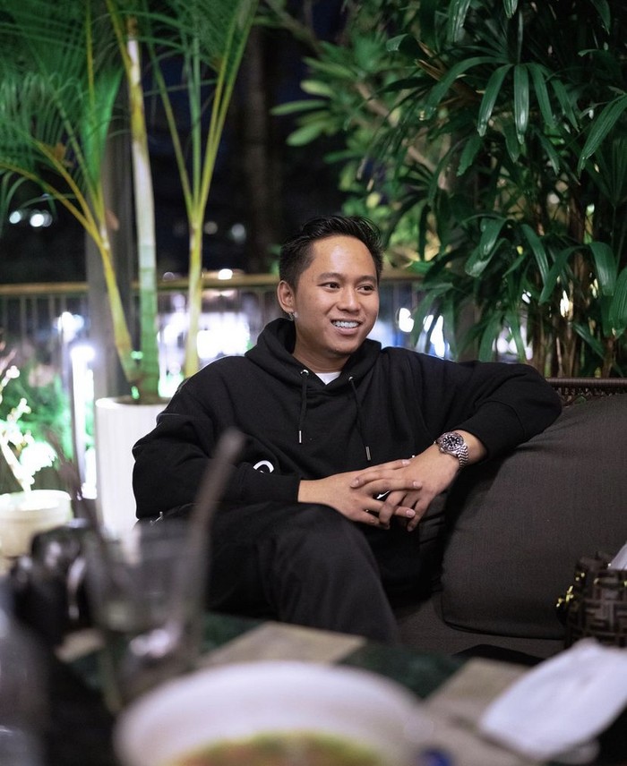 Doni Salmanan Hobi Ngopi Ditemani Koleksi Mobil dan Motor Mewahnya