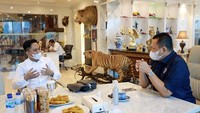 Ngeteh bareng bersama Bambang Soesatyo selaku ketua MPR, Doni tampak mantap membahas tentang bisnis dan karirnya. Foto: Instagram @donisalmanan